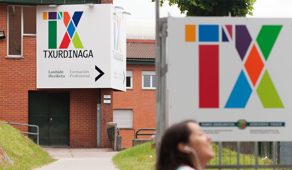 Rebranding para Instituto de Formación Profesional Txurdinaga por Dr. Minsky